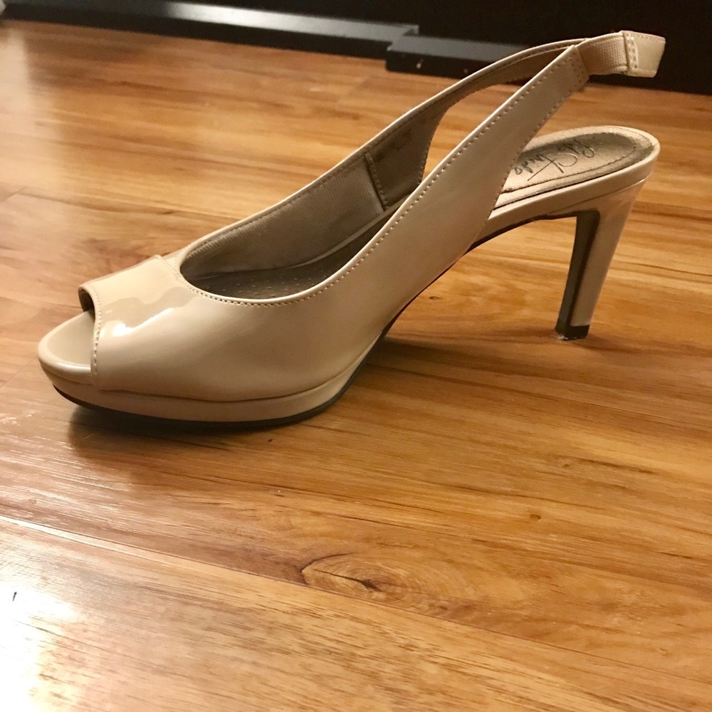 Life Stride Nude Heels